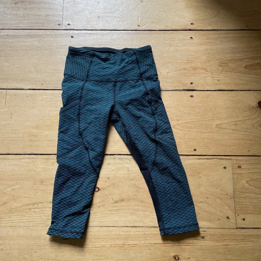 Lululemon Capri Black and Blue Side Mesh Pockets